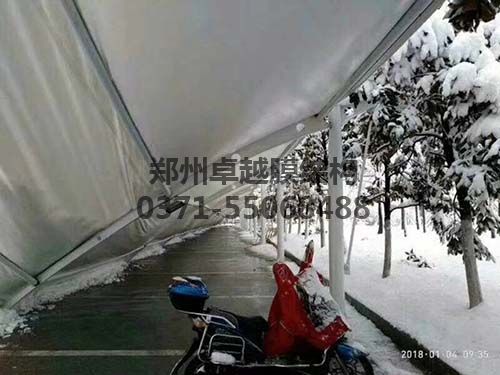 某公園被積雪壓塌的午夜看黄片